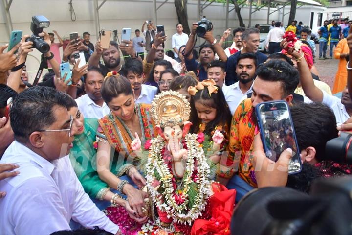 Shilpa Shetty snapped at their Ganapati Bappa Visarjan