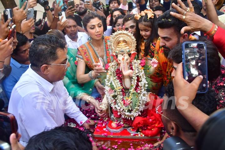 Shilpa Shetty snapped at their Ganapati Bappa Visarjan