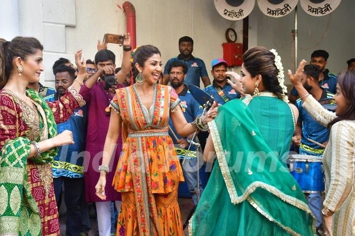 Shamita Shetty and Shilpa Shetty snapped at their Ganapati Bappa Visarjan