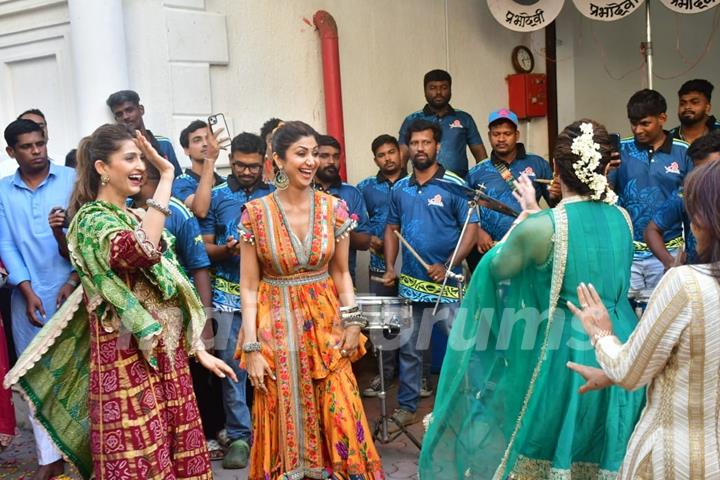 Shamita Shetty and Shilpa Shetty snapped at their Ganapati Bappa Visarjan