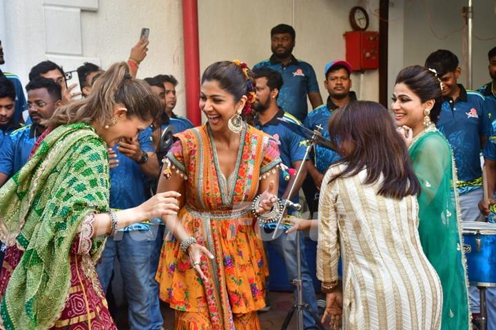 Shamita Shetty and Shilpa Shetty snapped at their Ganapati Bappa Visarjan