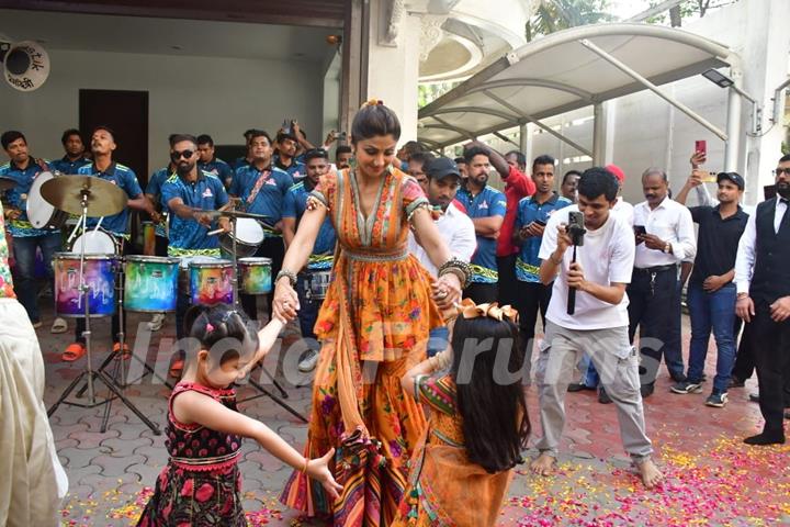 Shilpa Shetty snapped at their Ganapati Bappa Visarjan