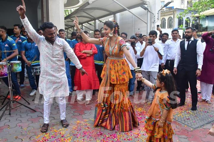 Shilpa Shetty snapped at their Ganapati Bappa Visarjan