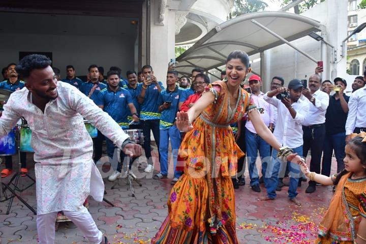 Shilpa Shetty snapped at their Ganapati Bappa Visarjan