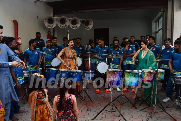 Shamita Shetty and Shilpa Shetty snapped at their Ganapati Bappa Visarjan