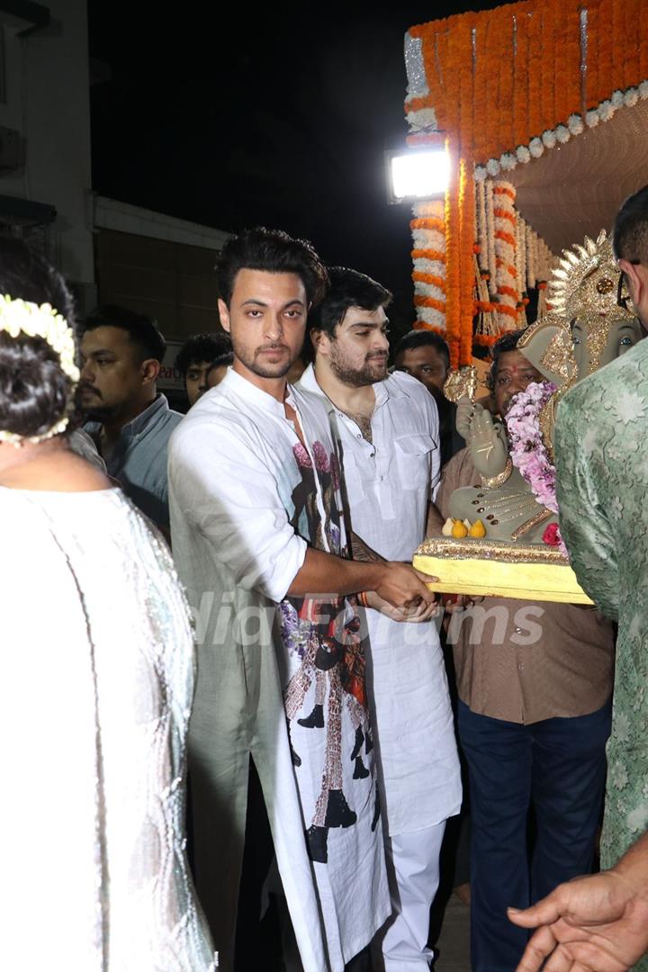 Aayush Sharma snapped at thair Ganpati Visarjan