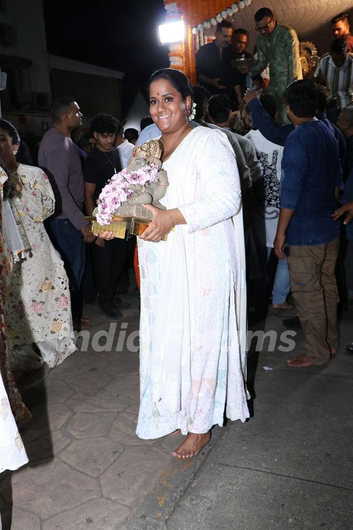 Arpita Khan Sharma snapped at thair Ganpati Visarjan