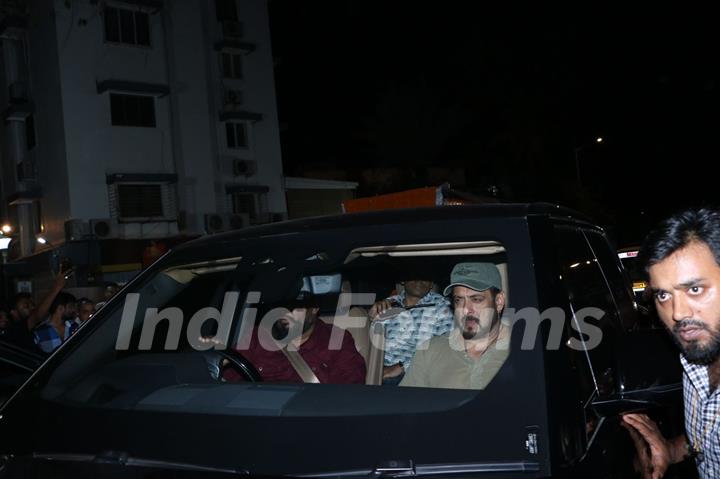 Salman Khan snapped at thair Ganpati Visarjan