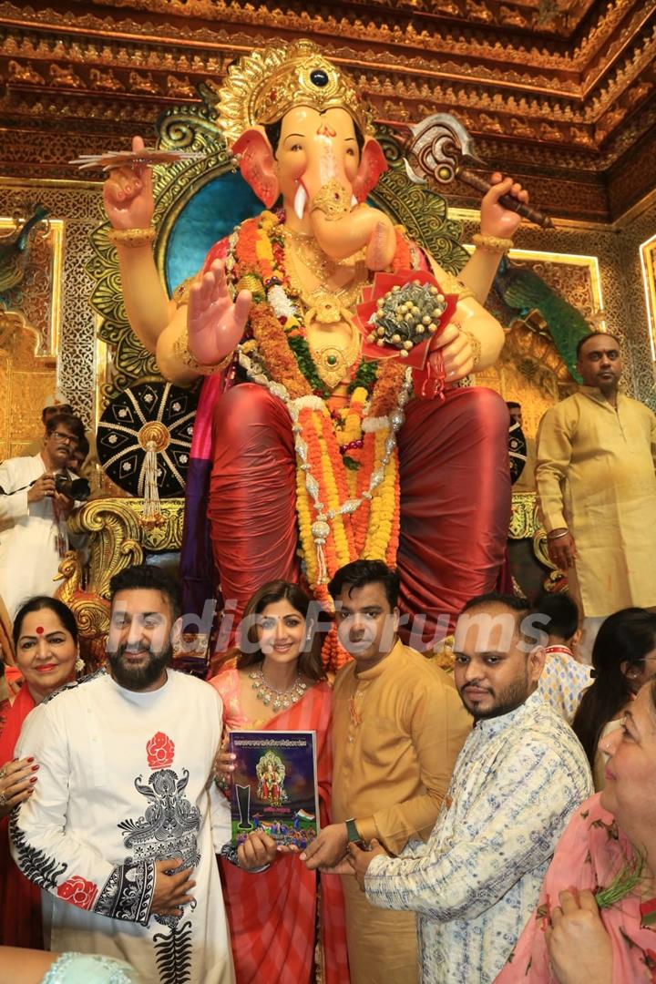 Shilpa Shetty and Raj Kundra snapped at Lalbhaug Cha Raja