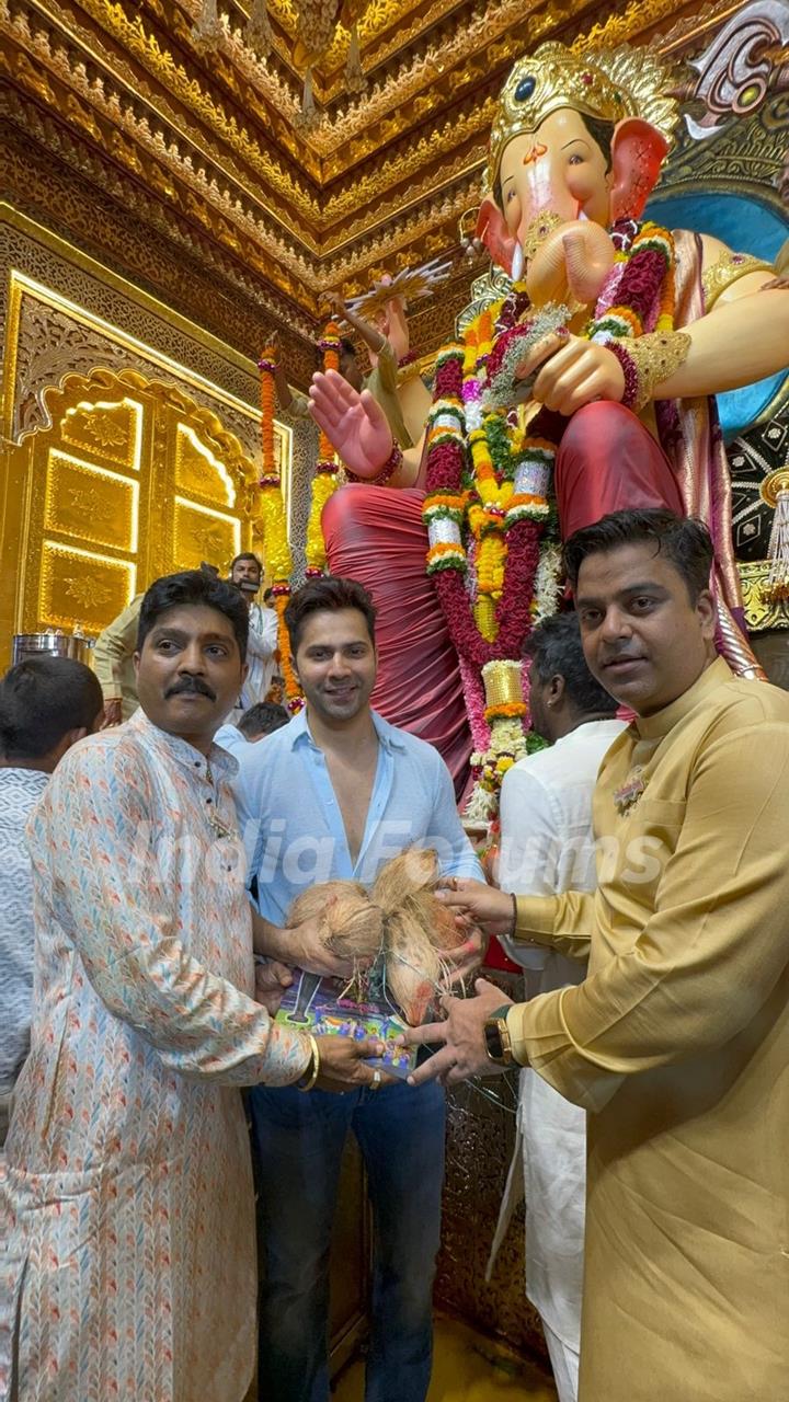 Varun Dhawan snapped at Lalbhaug Cha Raja