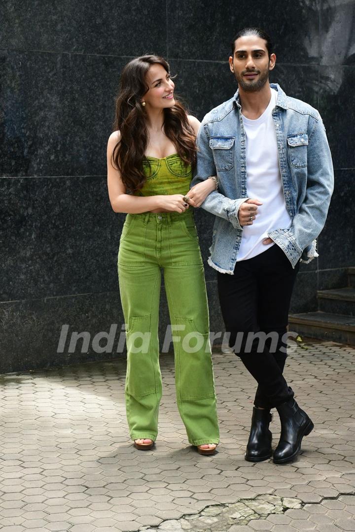 Prateik Babbar and Elli Avram snapped promoting their song Tere Dar Pe Sanam