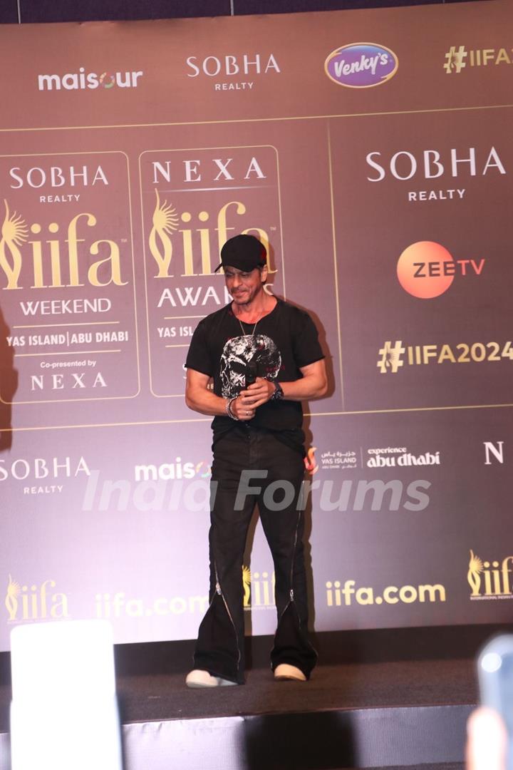 Shah Rukh Khan snapped at the conference of 24th IIFA Awards