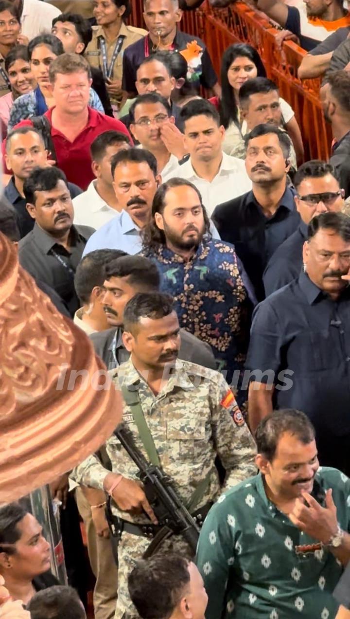 Anant Ambani snapped at Lalbhaug cha Raja