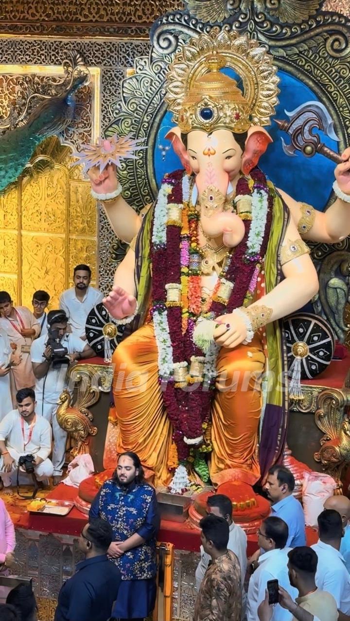 Anant Ambani snapped at Lalbhaug cha Raja