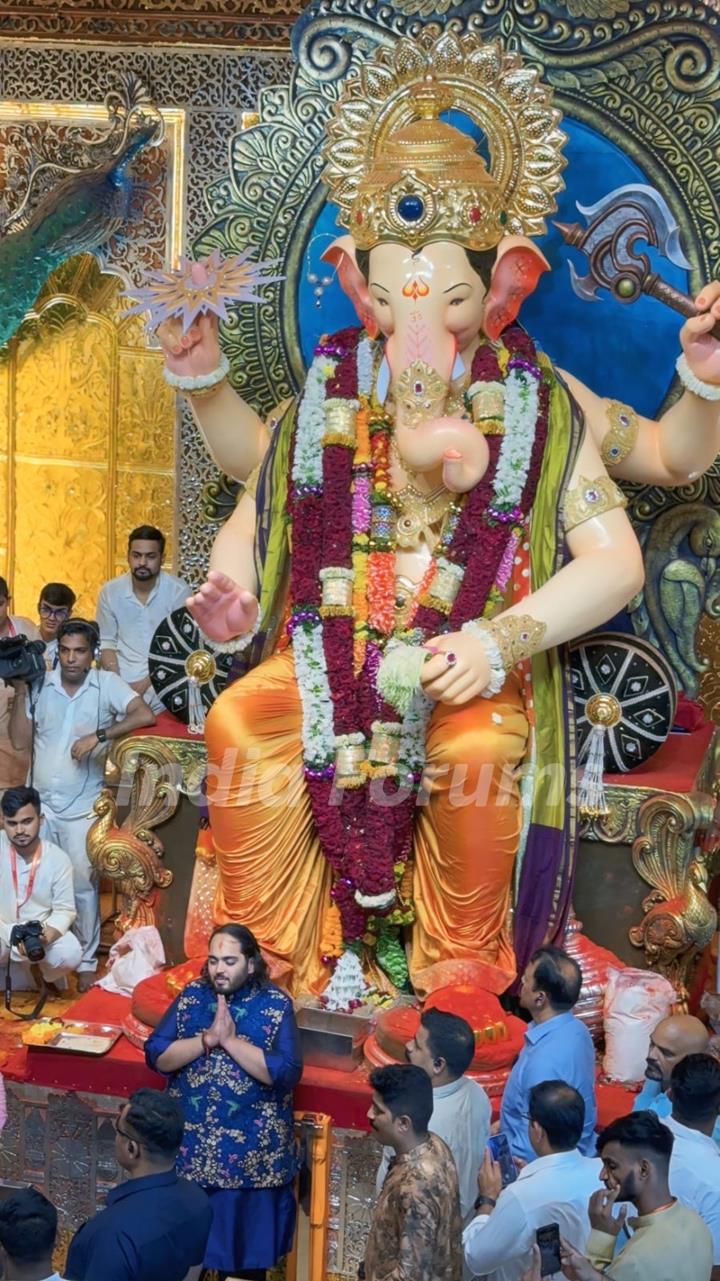 Anant Ambani snapped at Lalbhaug cha Raja