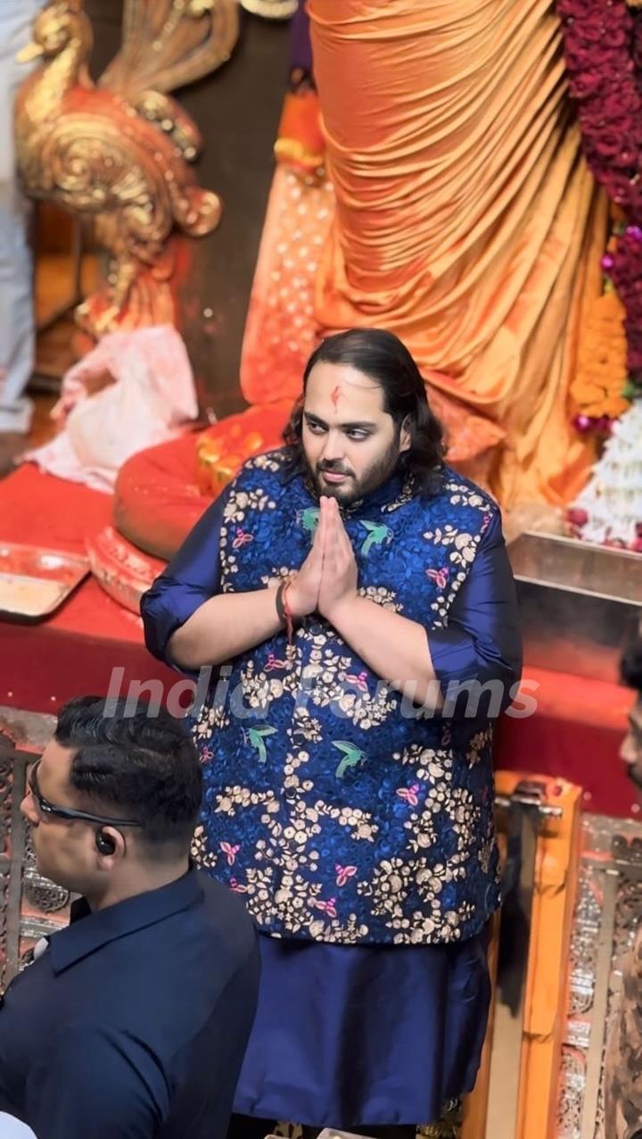 Anant Ambani snapped at Lalbhaug cha Raja