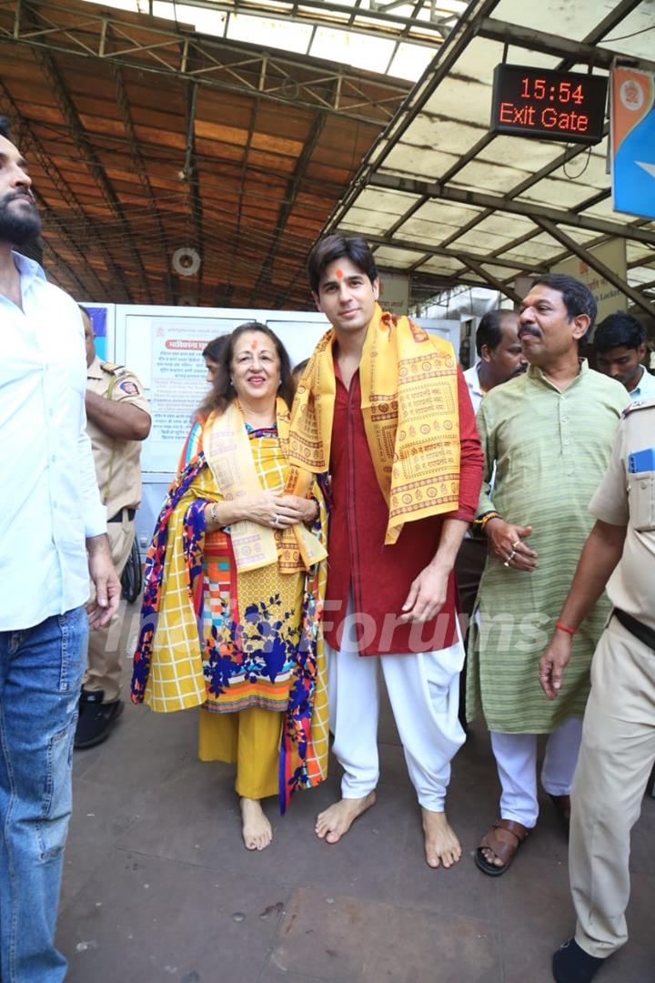 Sidharth Malhotra And Rimma Malhotra snapped at Siddhivinayak Temple 