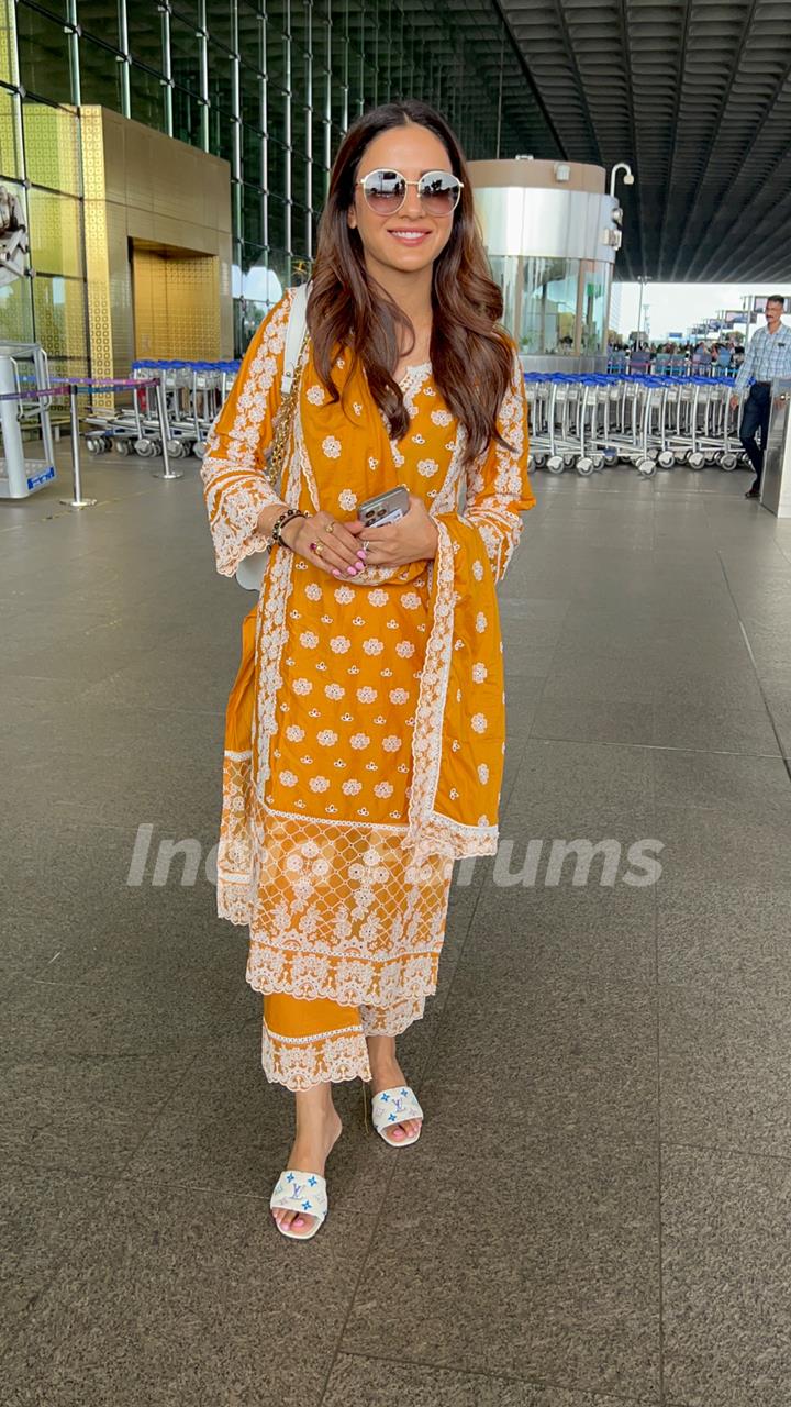 Jasmin Bhasin snapped at the airport 