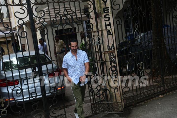 Dino Morea snapped outside Malaika Arora’s father’s house 