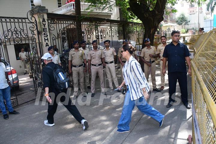 Kareena Kapoor snapped outside Malaika Arora’s father’s house 