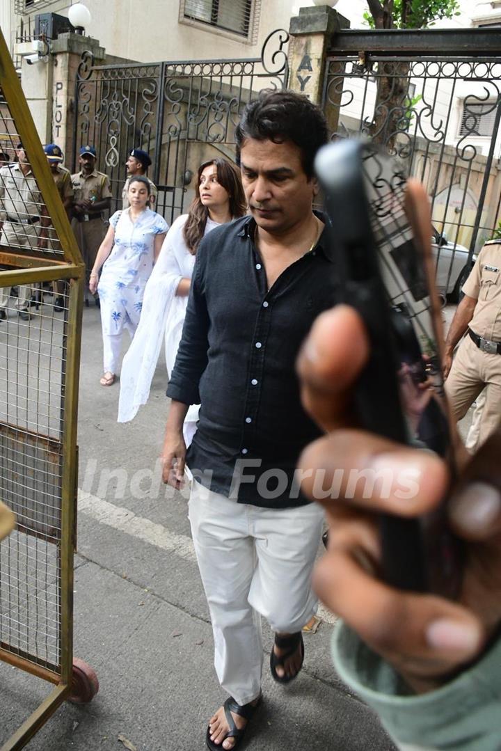 Celebrities snapped outside Malaika Arora’s father’s house 