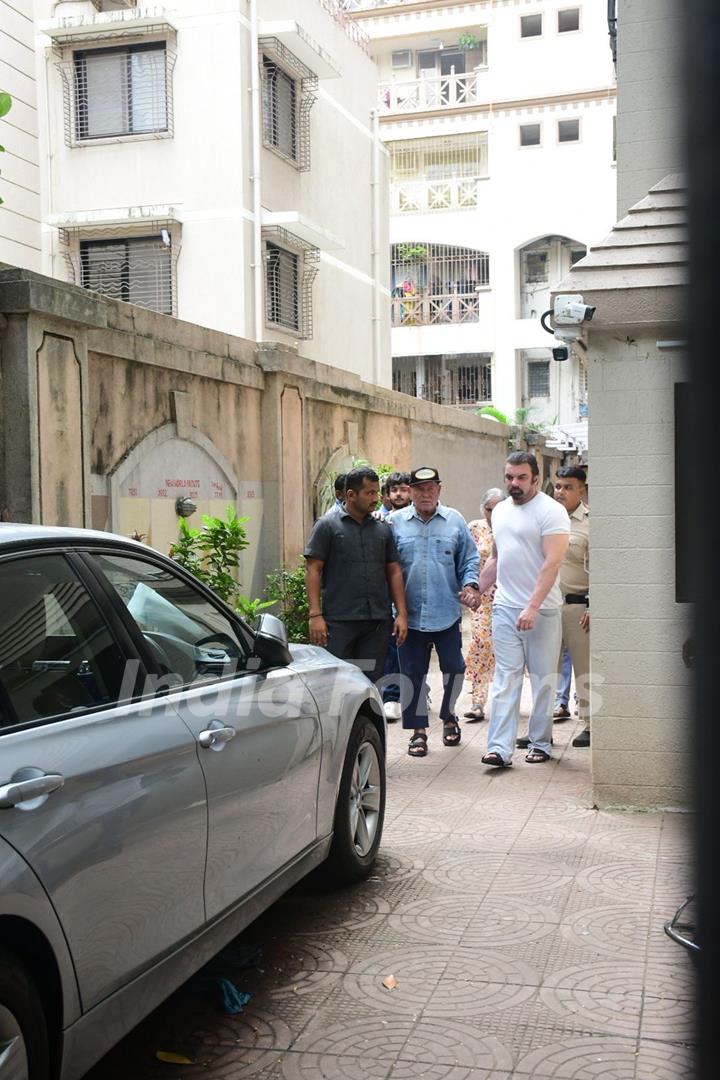 Sohail Khan snapped outside Malaika Arora’s father’s house 