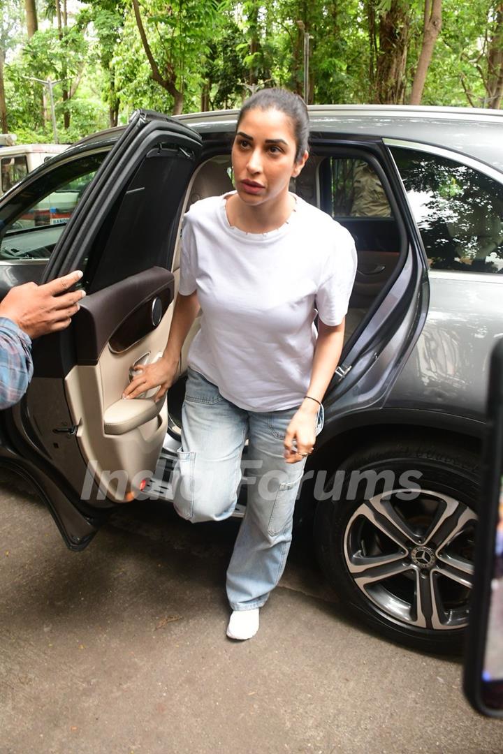 Sophie Choudry snapped outside Malaika Arora’s father’s house 