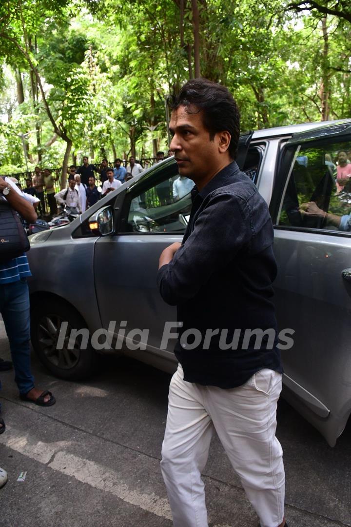 Vikram Phadnis snapped outside Malaika Arora’s father’s house 