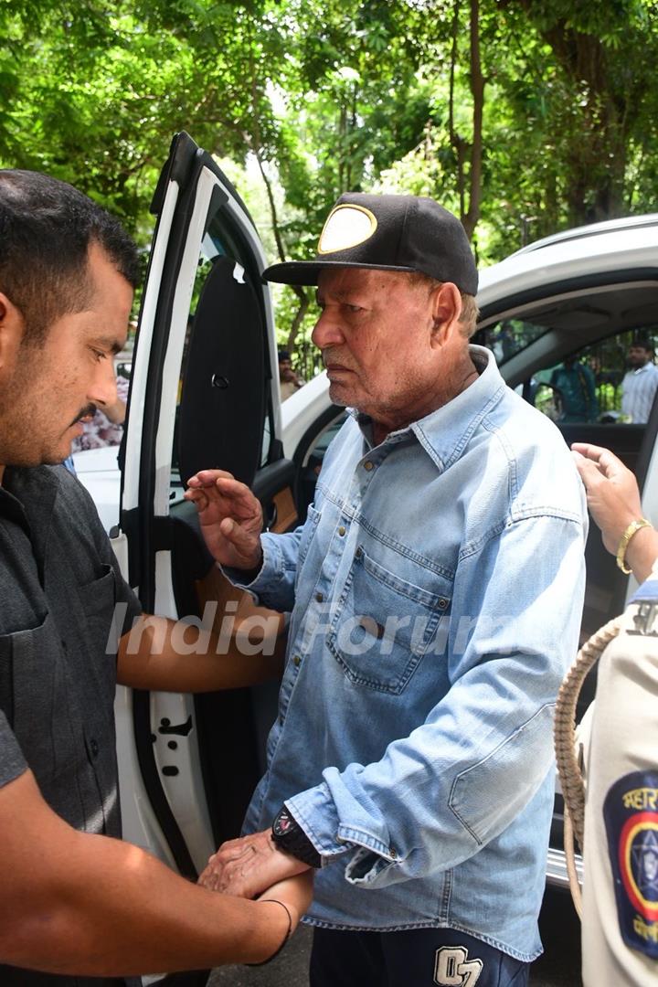 Salim Khan snapped outside Malaika Arora’s father’s house 