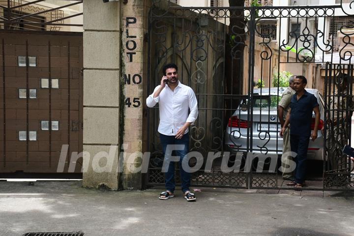 Arbaaz Khan snapped outside Malaika Arora’s father’s house 