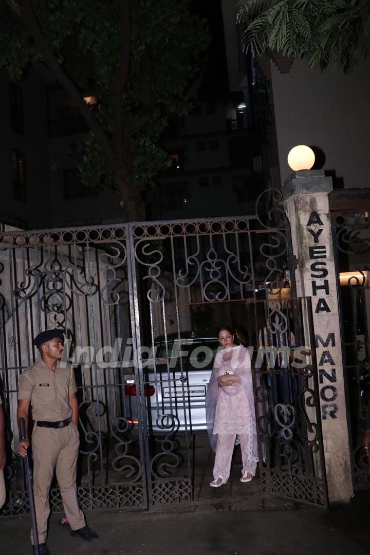 Celebrities snapped outside Malaika Arora’s father’s house 