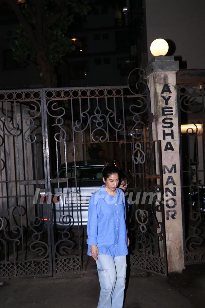 Sophie Choudry snapped outside Malaika Arora’s father’s house 