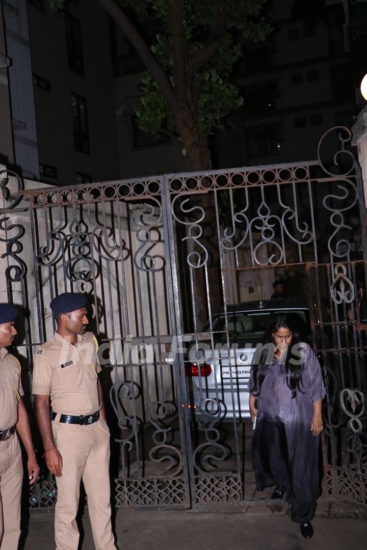 Arpita Khan Sharma snapped outside Malaika Arora’s father’s house 