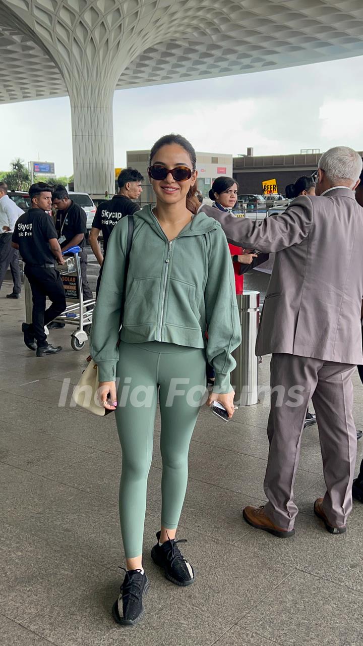 Jasmin Bhasin snapped at the airport