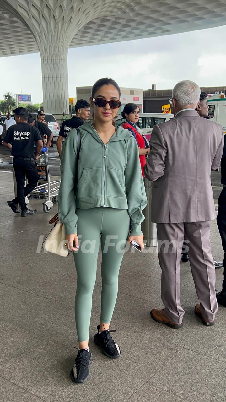 Jasmin Bhasin snapped at the airport