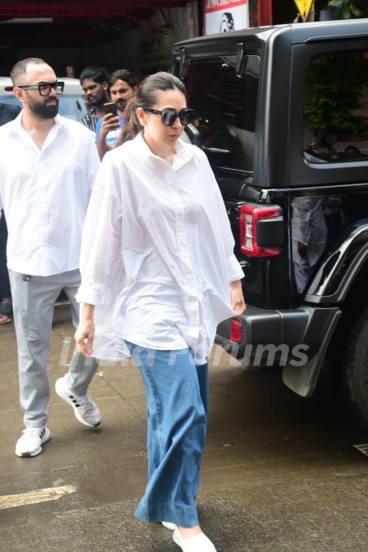 Karisma Kapoor arrive for Malaika Arora's father Anil Mehta's last rites