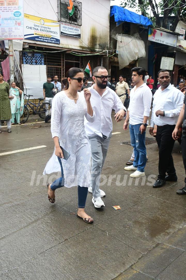 Gauahar Khan arrive for Malaika Arora's father Anil Mehta's last rites