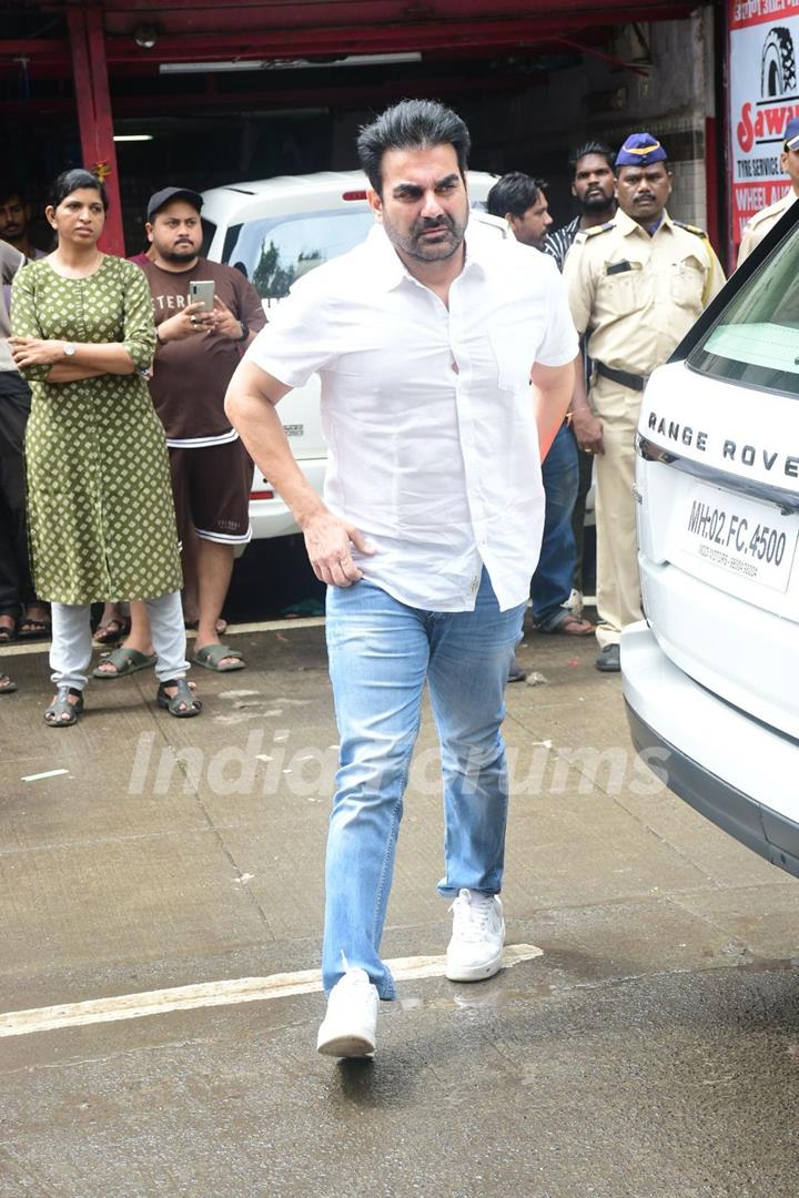 Arbaaz Khan arrive for Malaika Arora's father Anil Mehta's last rites