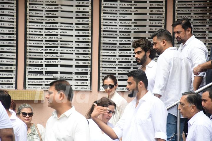 Malaika Arora and Arjun Kapoor arrive for Malaika Arora's father Anil Mehta's last rites