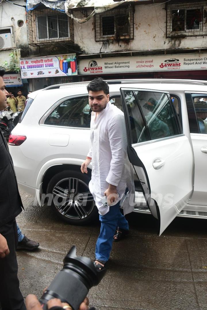 Atul Agnihotri arrive for Malaika Arora's father Anil Mehta's last rites