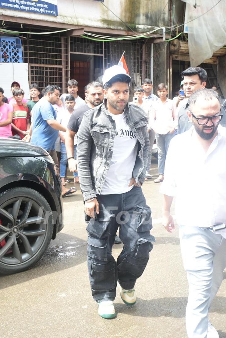 Guru Randhawa arrive for Malaika Arora's father Anil Mehta's last rites