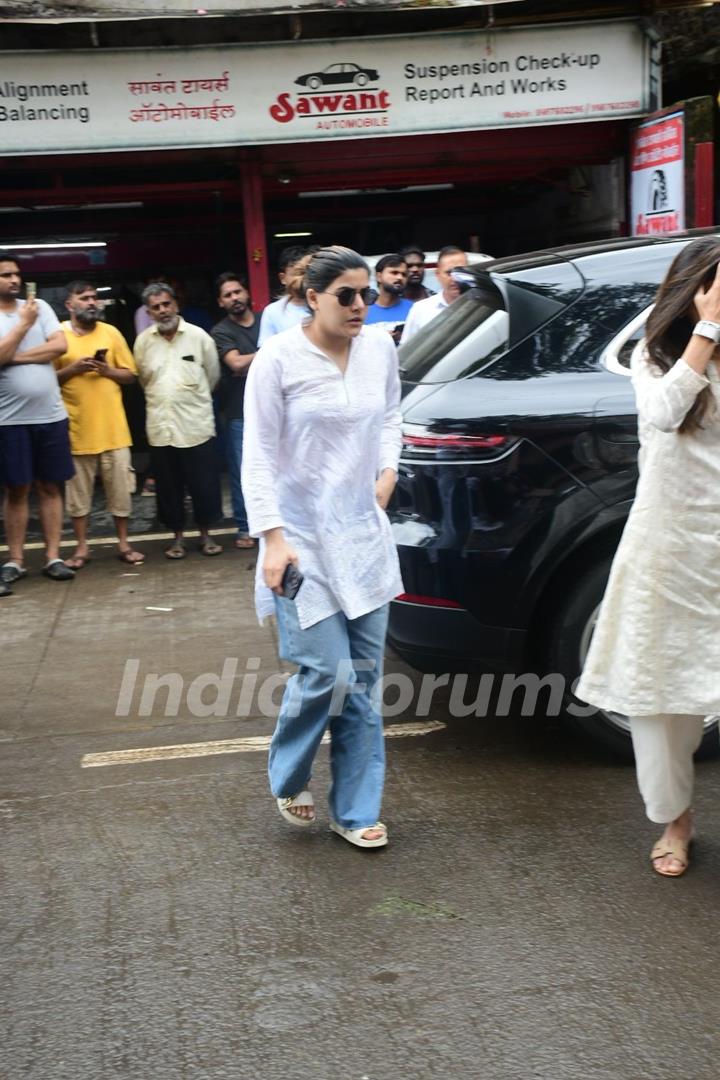 Celebrities arrive for Malaika Arora's father Anil Mehta's last rites