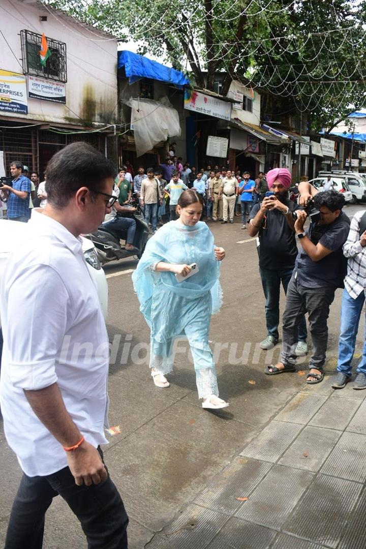 Celebrities arrive for Malaika Arora's father Anil Mehta's last rites