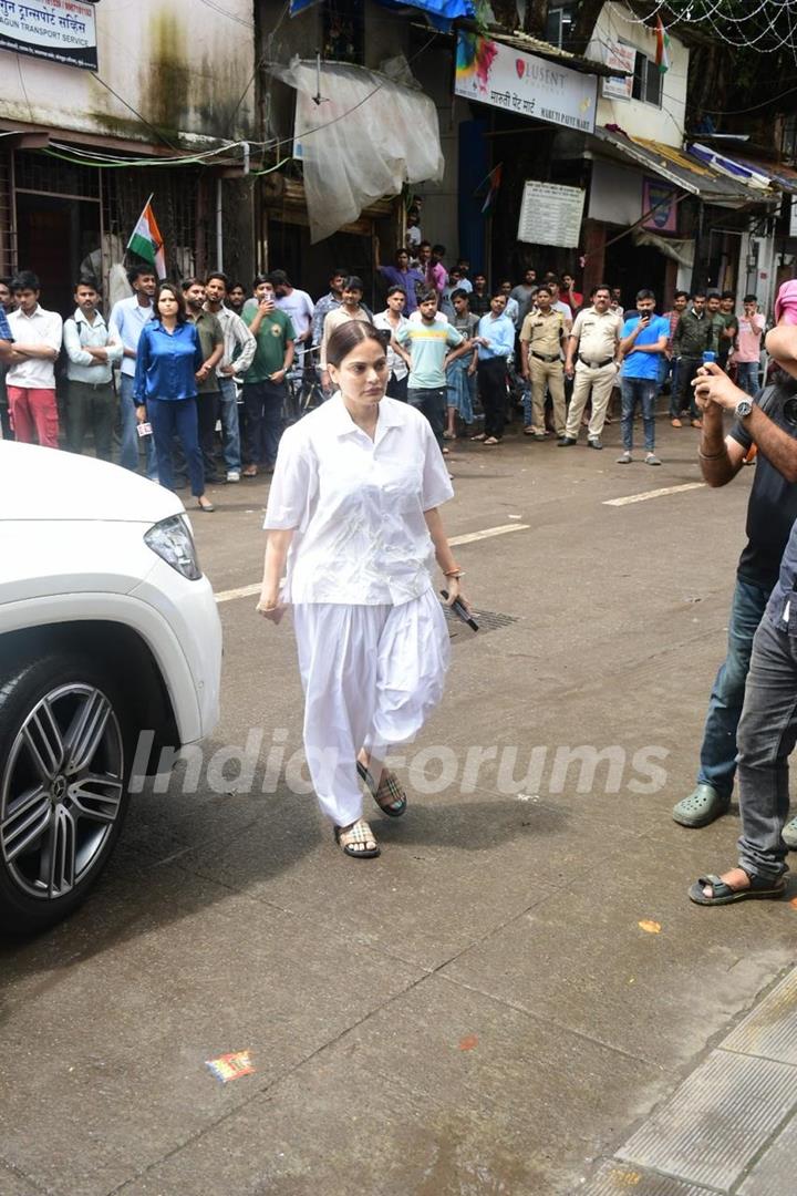 Alvira Khan Agnihotri arrive for Malaika Arora's father Anil Mehta's last rites