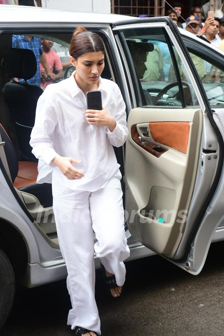 Alizeh Agnihotri arrive for Malaika Arora's father Anil Mehta's last rites