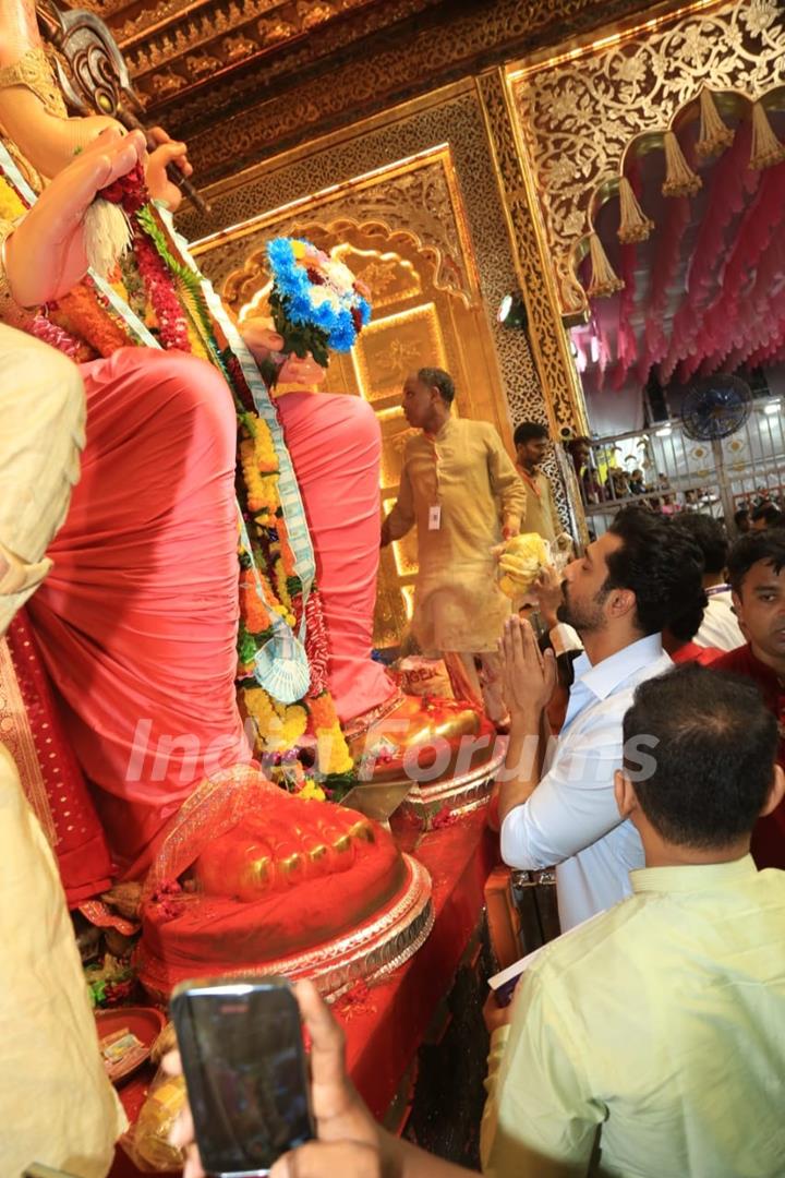 Vicky Kaushal snapped at Lalbhag cha Raja