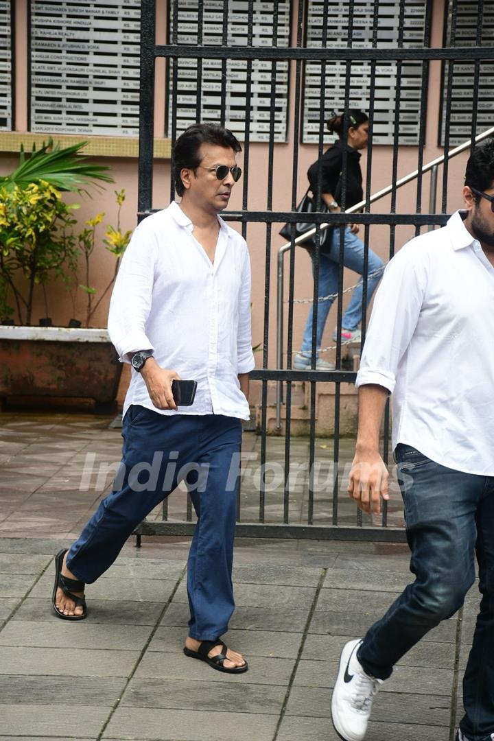 Celebrities arrive for Malaika Arora's father Anil Mehta's last rites