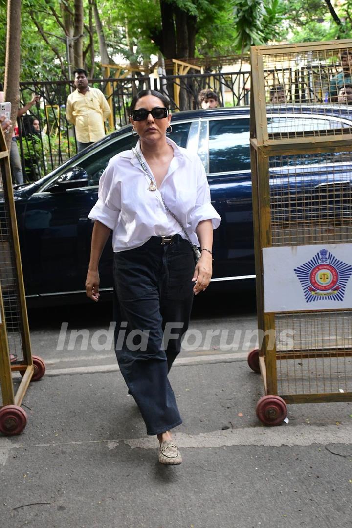 Gauri Khan arrive for Malaika Arora's father Anil Mehta's last rites