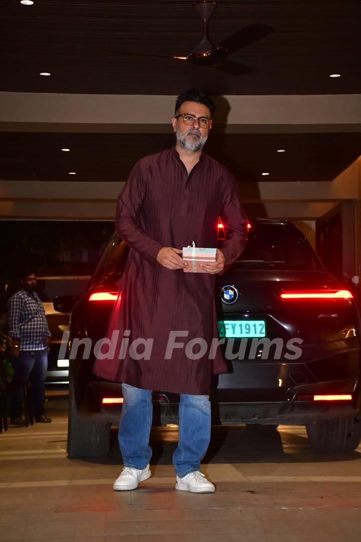 Harman Baweja snapped at Kartik Aaryan's Ganapati pandal