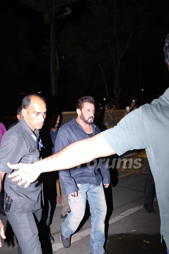 Salman Khan arrive for Malaika Arora's father Anil Mehta's last rites